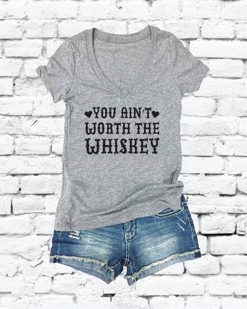 Sie Sind Den Whisky Nicht Wert Frauen T-Shirt Mit V-Ausschnitt Benutzerdefinierte Damen-Hemd Ermächtigen Ausgestattet Weiblich von empowerprinting