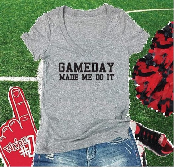 Spieltag Made Me Do It Print Frauen T-Shirt Mit V-Ausschnitt Benutzerdefinierte Damen Shirt Personalisierte Ausgestatte von empowerprinting