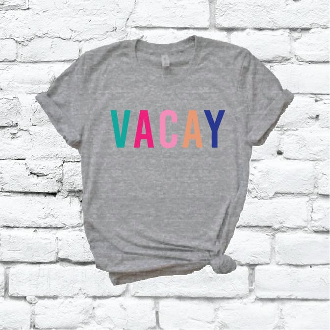 Vacay Shirt Grafik-T-Shirt Rundhals-Shirt Unisex Sommerferien T-Shirt Frühlingspause Strand Vibes Benutzerdefiniertes Entspanntes Einzelstück von empowerprinting