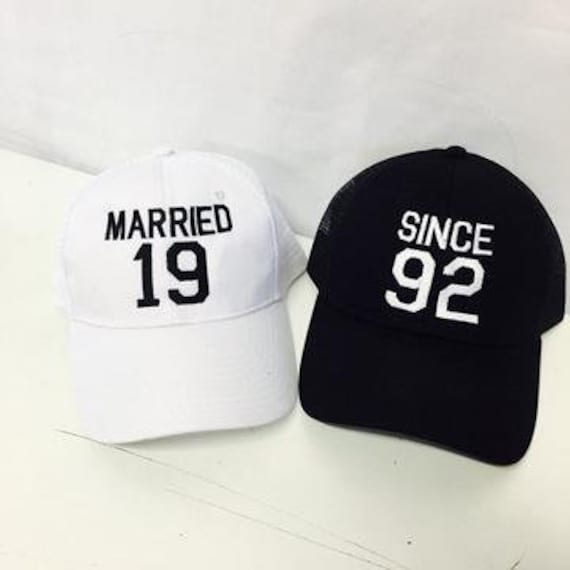 Verheiratet Seit Trucker Hat Geschenk Oder Hochzeitsmitteilung Schwarz Und Weiß Ihre Farbwahl Verheiratet Seit Trucker Hat Geschenk Oder Hochzeitsmitteilung Schwarz Und Weiß Ihre Farbwahl von empowerprinting