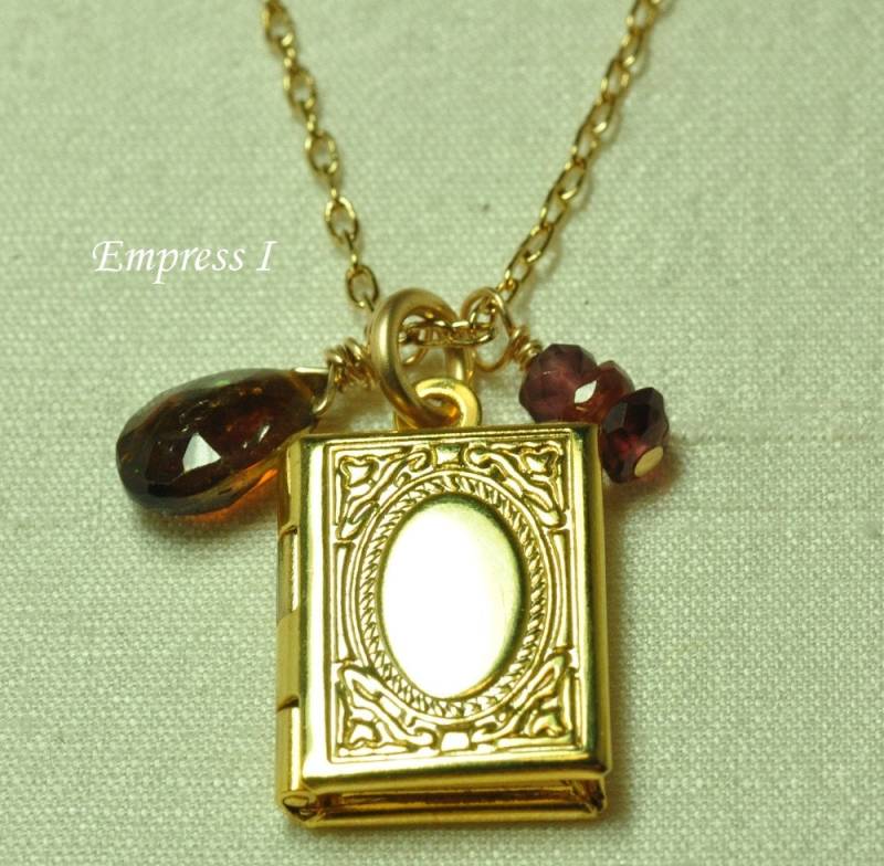 Kleine Gold Medaillon Halskette, Kleine Andenken Schmuck, Buch Medaillon, Charme, Schmuck Für Frauen, Geschenkidee Kleine Gold Medaillon Halskette, Kleine Andenken Schmuck, Buch Medaillon, Charme, Schmuck Für Frauen, Geschenkidee von empressi