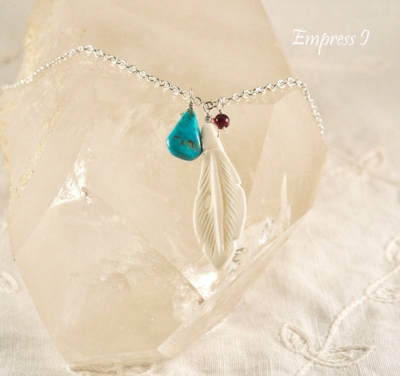 Verkauf - Geschnitzte Knochen Feder Halskette Mit Türkis Und Granat, Feather Halskette, Knochen-Anhänger, Schmuck Für Frauen, Geschenk Verkauf - Geschnitzte Knochen Feder Halskette Mit Türkis Und Granat, Feather Halskette, Knochen-Anhänger, Schmuck Für Frauen, Geschenk von empressi
