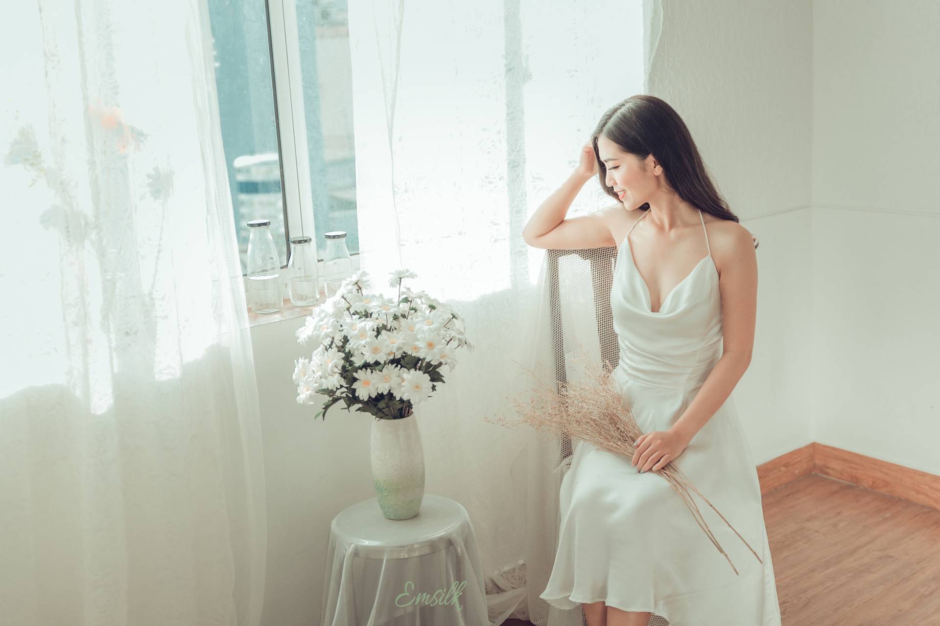 Luxus Kleid Aus Maulbeerseide Handgemachte Spaghettiträger Flare Mit Wasserfallausschnitt von emsilkdesign