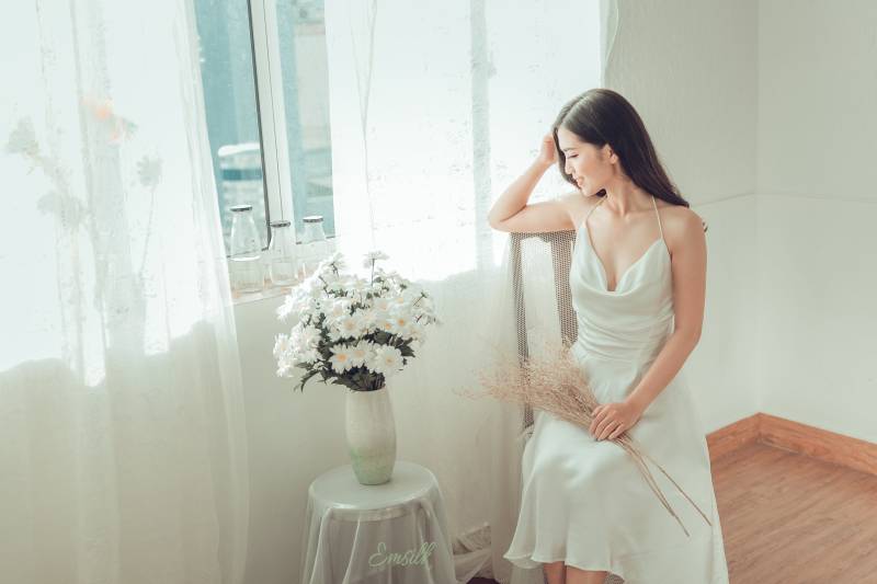 Luxus Kleid Aus Maulbeerseide Handgemachte Spaghettiträger Flare Mit Wasserfallausschnitt von emsilkdesign