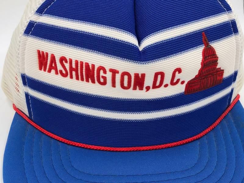 Jahrgang Der 1980Er Jahre Rot Weiß Und Blau Souvenir Trucker Snapback Cap Washington Dc Tourist Jahrgang Der 1980Er Jahre Rot Weiß Und Blau Souvenir Trucker Snapback Cap Washington Dc Tourist von enVie72