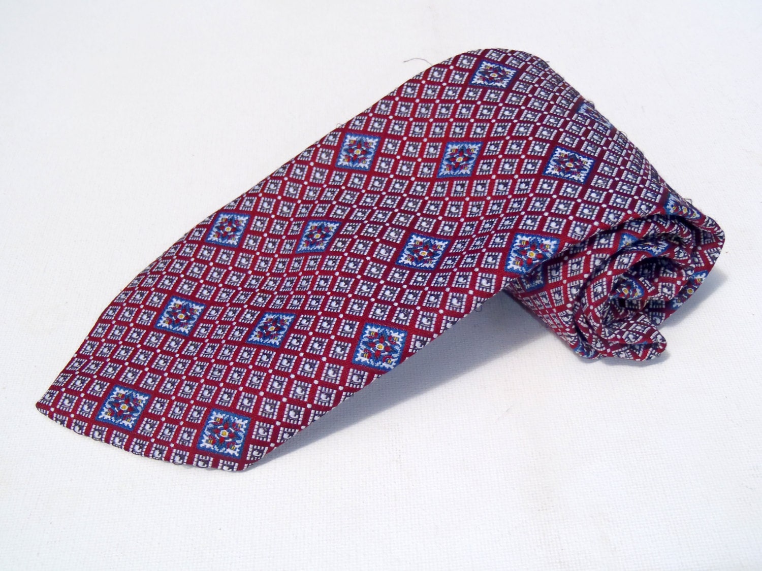 Vintage 1970S Breite Polyester Krawatte Rot, Weiß, Und Blaues Rautenmuster Vintage 1970S Breite Polyester Krawatte Rot, Weiß, Und Blaues Rautenmuster von enVie72