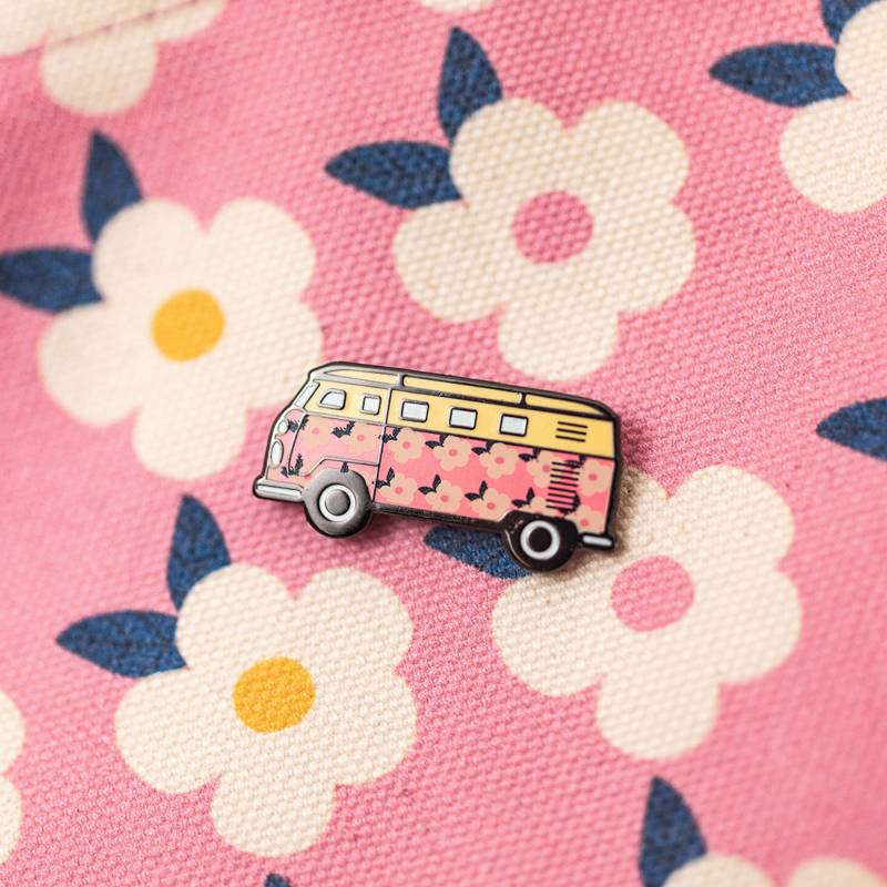 Pinker Camper Van Emaille Pin Retro Anstecker | 25 X 11 Mm Pinker Camper Van Emaille Pin Retro Anstecker | 25 X 11 Mm von enamelhappy