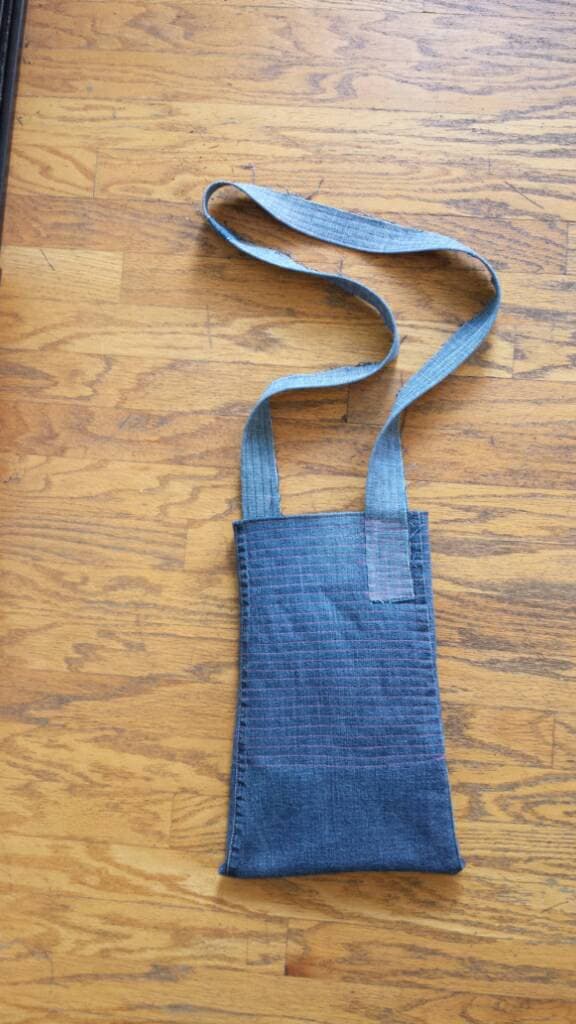 Upcycled Jeans Umhängetasche - Reclaimed Mit Pinken Nähten 8"x14" von enduredesigns