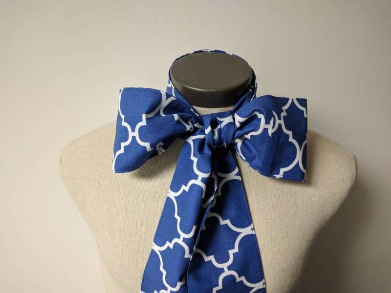 Upcycled Kleidung Mad Hatter Fliege, Alice Im Wunderland, Baumwolldruck Royal Blau Weiß Polka Dot Kostüm Accessoire von enduredesigns