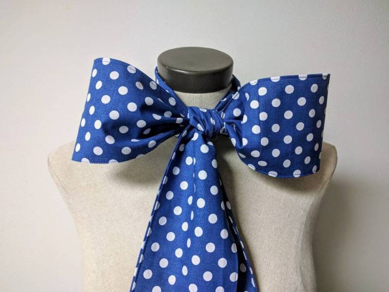 Upcycled Kleidung Mad Hatter Fliege, Alice Im Wunderland, Baumwolldruck Royal Blau Weiß Polka Dot Kostüm Accessoire von enduredesigns