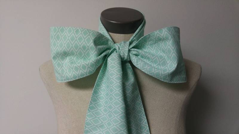 Upcycled Kleidung Mad Hatter Fliege, Alice Im Wunderland, Helltürkis Und Weiß Baumwolle Diamantdruck Kostüm Accessoire von enduredesigns