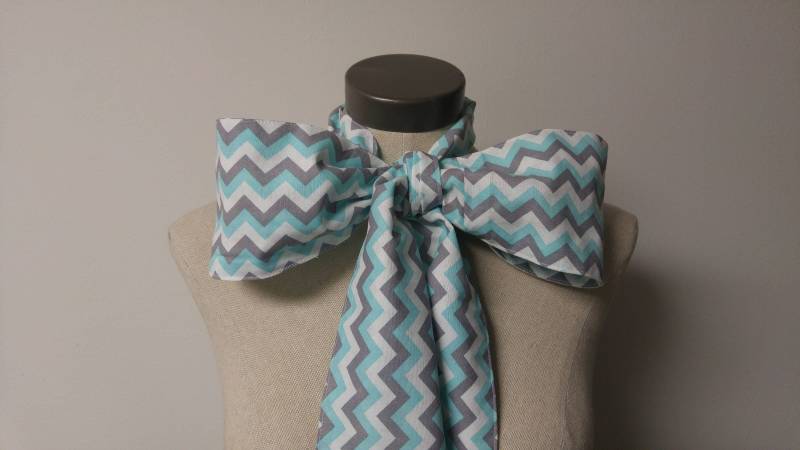 Upcycled Kleidung Mad Hatter Fliege, Alice Im Wunderland, Türkis Und Grau Baumwolle Chevron Print Kostüm Accessoire von enduredesigns