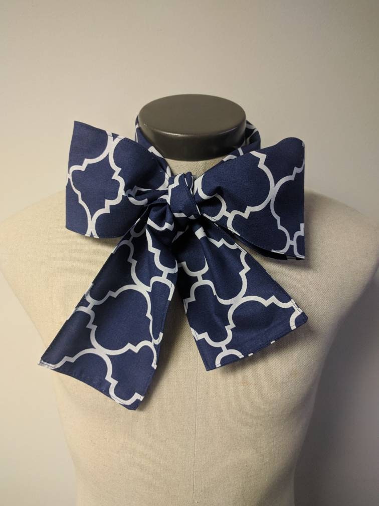 Upcycled Kleidung Mad Hatter Fliege, Navy Blue Alice Im Wunderland, Marine Blau Und Weiß Baumwolle Print Märchen Kostüm Accessoire von enduredesigns