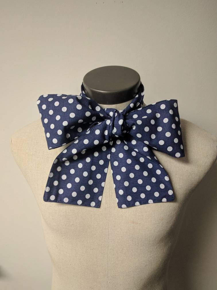 Upcycled Kleidung Mad Hatter Fliege, Navy Blue Polka Dot Alice Im Wunderland, Marine Blau Und Weiß Baumwolle Print Märchen Accessoire von enduredesigns
