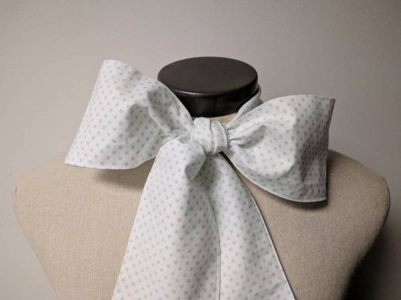 Upcycled Kleidung Mad Hatter Fliege Hellblau Und Weiß Polka Dot Alice Im Wunderland, Hellblauer Baumwolldruck Märchenhafte Krawatte von enduredesigns