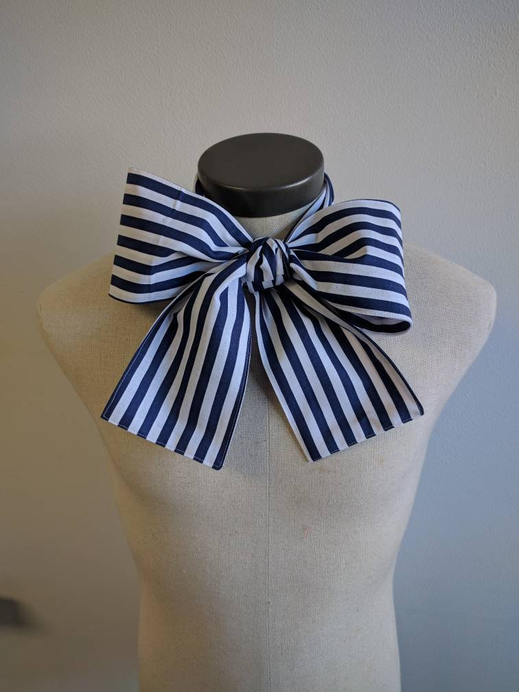 Upcycled Kleidung Mad Hatter Fliege Marine Blau Und Weiß Gestreift Alice Im Wunderland, Blau Weiß Baumwolle Print Märchenhafte Krawatte von enduredesigns