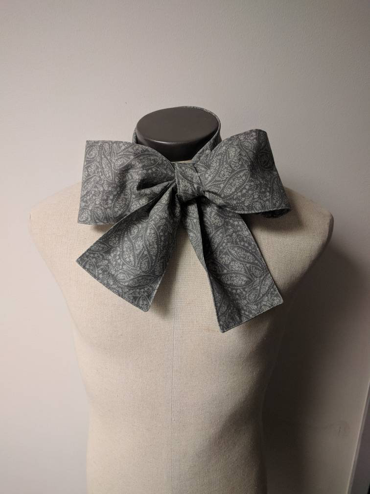 Upcycled Steampunk Kleidung, Mad Hatter Fliege, Charcoal Grau Baumwolle Paisley Print Alice Im Wunderland Tim Burton White Rabbit Tie von enduredesigns