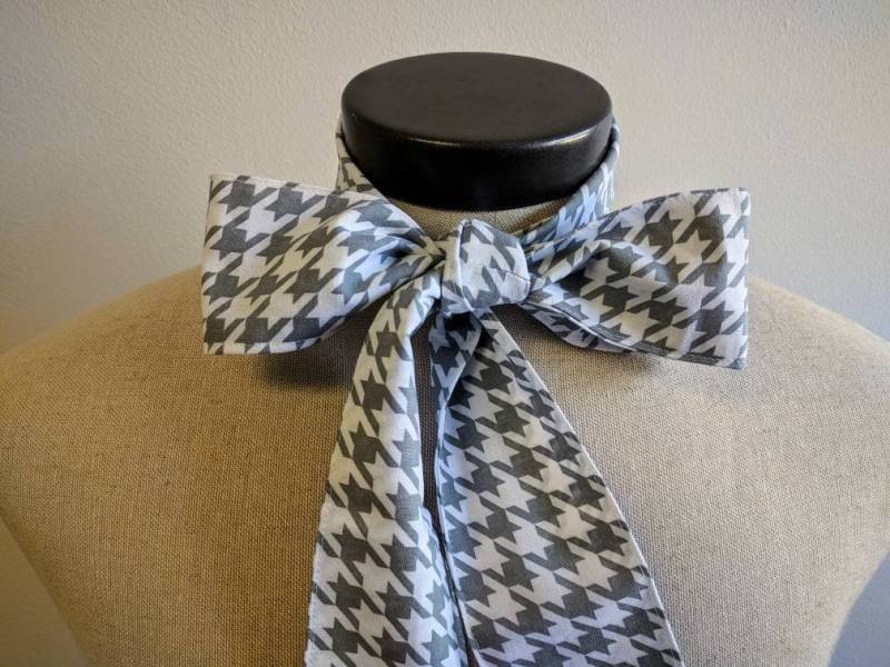 Upcycled Steampunk Kleidung, Mad Hatter Fliege, Grau Und Weiß Baumwolle Print Alice Im Wunderland, Tim Burton von enduredesigns