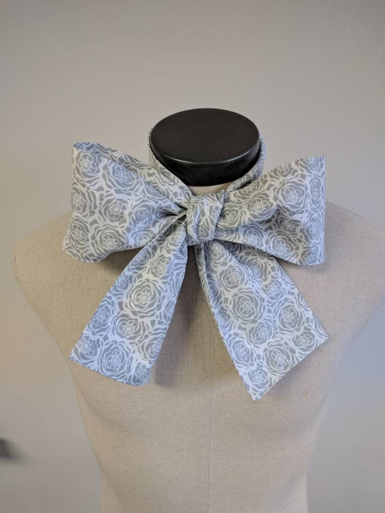 Upcycled Steampunk Kleidung, Mad Hatter Fliege, Grau Und Weiß Baumwolle Rose Print Alice Im Wunderland, Tim Burton, White Rabbit Tie von enduredesigns