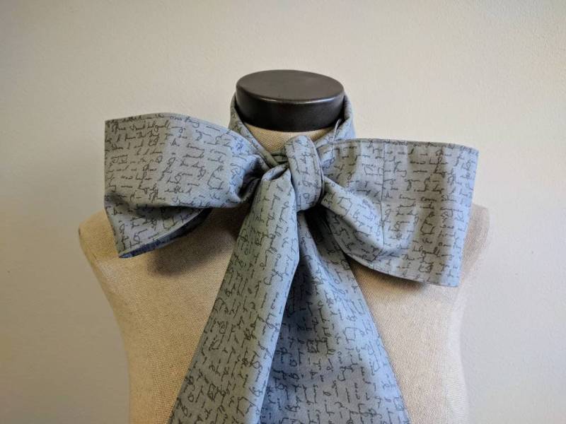 Upcycled Steampunk Kleidung, Mad Hatter Fliege, Graue Baumwoll Text Print Alice Im Wunderland, Tim Burton von enduredesigns