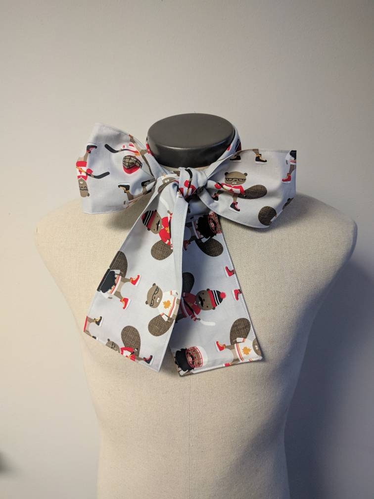 Upcycled Steampunk Kleidung, Mad Hatter Fliege, Graue Baumwolle Kanadier Biber Print Alice Im Wunderland, Tim Burton von enduredesigns