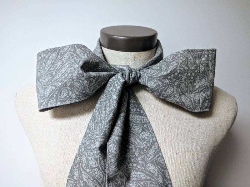 Upcycled Steampunk Kleidung, Mad Hatter Fliege, Graue Baumwollprint Alice Im Wunderland, Tim Burton von enduredesigns