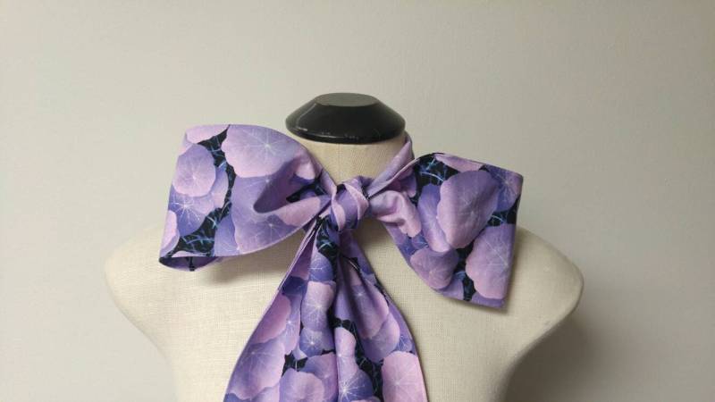 Upcycled Steampunk Kleidung, Verrückte Hutmacher Fliege, Helllila Blatt Print Baumwolldruck Schleife, Alice Im Wunderland, Tim Burton von enduredesigns