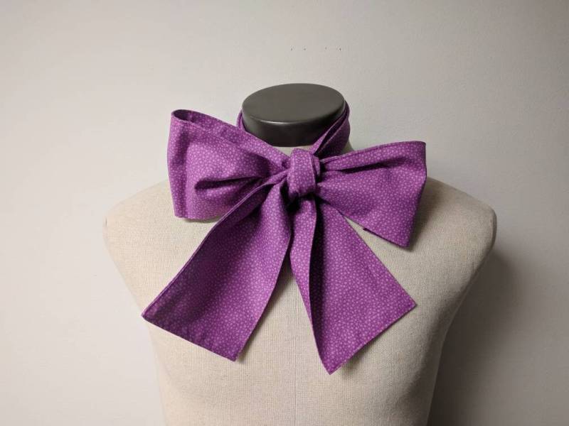 Upcycled Steampunk Kleidung Verrückte Hutmacher Schleife, Alice Im Wunderland, Lila Punkte Baumwolldruck Kostüm Accessoire von enduredesigns