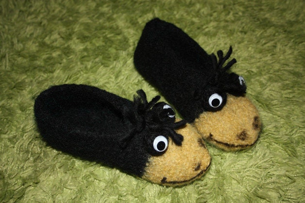 Filzhausschuhe "Rabe Abraxas" von englskreativwelt