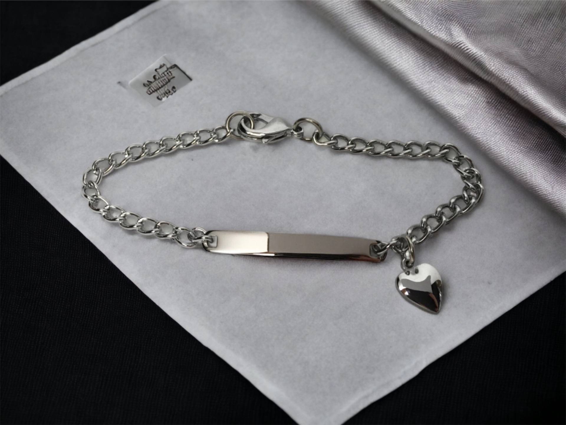 Personalisiertes Herz Charm Armband Personalisierte Silber Plattierte Kette, 18cm Personalisiertes Herz Charm Armband Personalisierte Silber Plattierte Kette, 18cm von engravedtouch