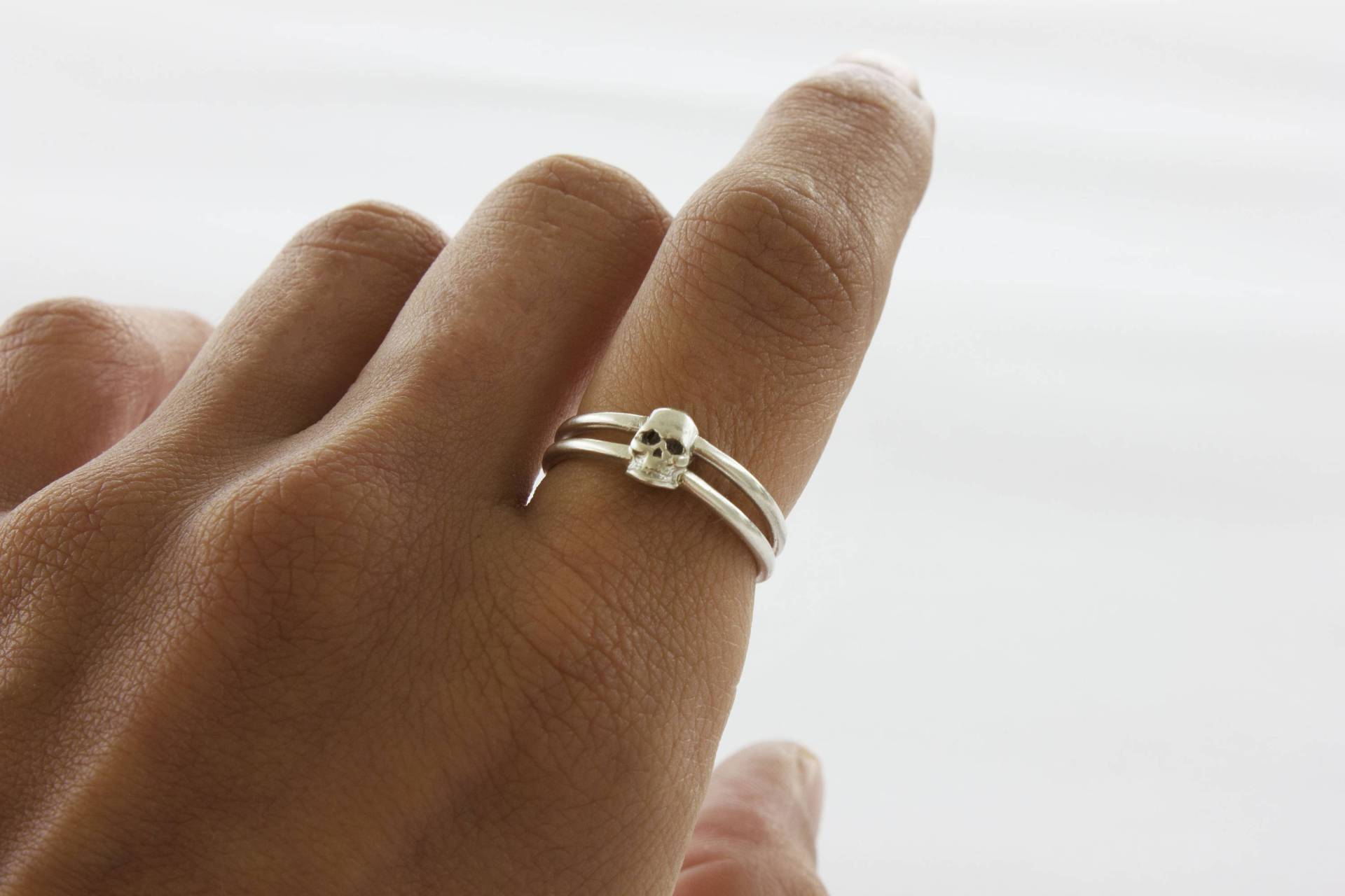 Silber Schädel Ring | Zarte Doppelband Sterling Geschenk Für Sie Avant Garde Dunkle Silber Schädel Ring | Zarte Doppelband Sterling Geschenk Für Sie Avant Garde Dunkle von eniJewellery