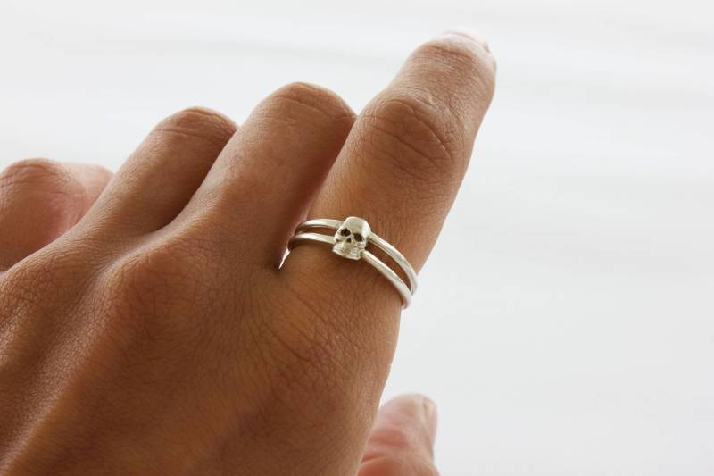 Silber Schädel Ring | Zarte Doppelband Sterling Geschenk Für Sie Avant Garde Dunkle Silber Schädel Ring | Zarte Doppelband Sterling Geschenk Für Sie Avant Garde Dunkle von eniJewellery