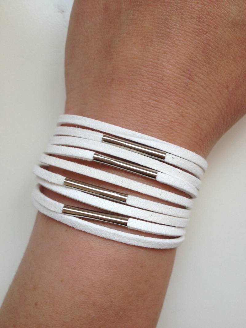 Wildleder Armband 191 - Freundschaft Weiß Faux Manschette Metallrohr Geschenk Einstellbare Aktuelle Womenswear Einzigartig von enjoywelrydesign