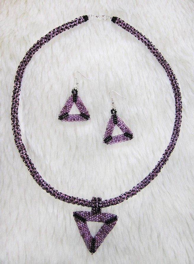 Dunkellila Kette & Ohrringe Set Dunkellila Kette & Ohrringe Set von enlora