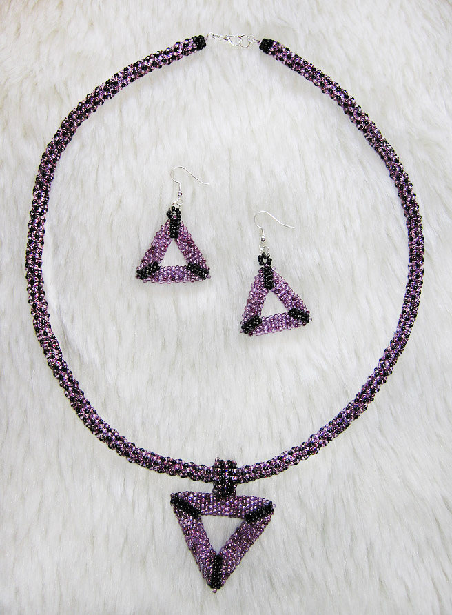 Dunkellila Kette & Ohrringe Set Dunkellila Kette & Ohrringe Set von enlora