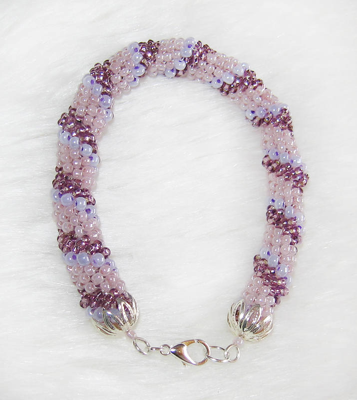 Feminines Armband Aus Tricolorfarbenen Perlen Feminines Armband Aus Tricolorfarbenen Perlen von enlora
