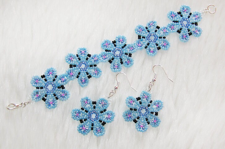 Hellblaues Blumenarmband & Ohrringe Set Hellblaues Blumenarmband & Ohrringe Set von enlora