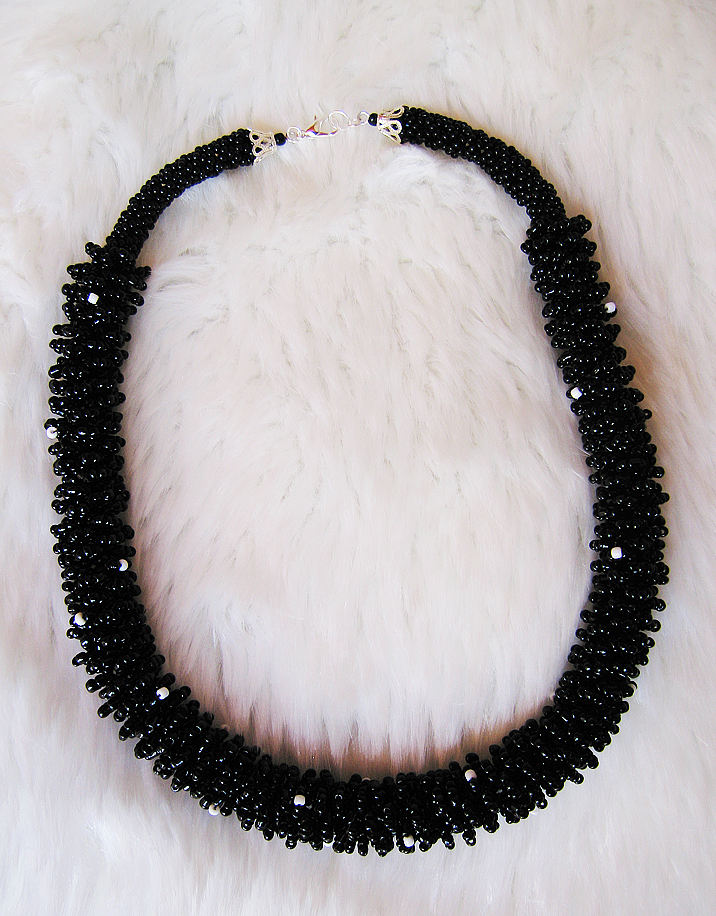 Schwarze Flauschige Kette Mit Weißen Akzenten Schwarze Flauschige Kette Mit Weißen Akzenten von enlora