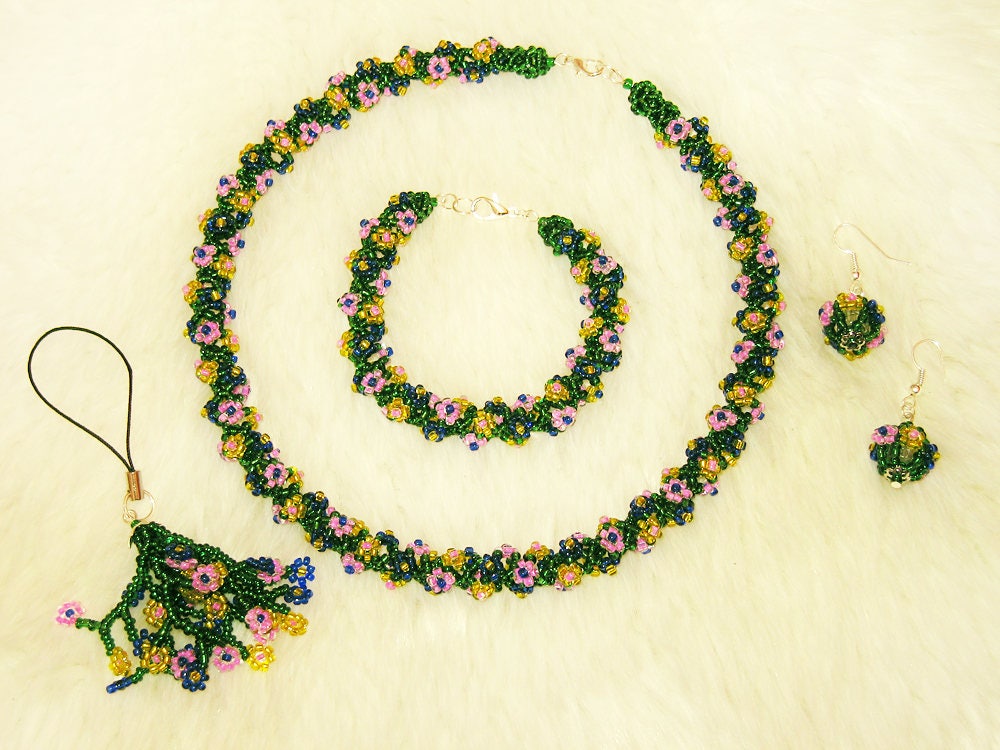 Sommerliche Blumen in Halskette, Armband, Ohrringe Und Anhänger Set Sommerliche Blumen in Halskette, Armband, Ohrringe Und Anhänger Set von enlora