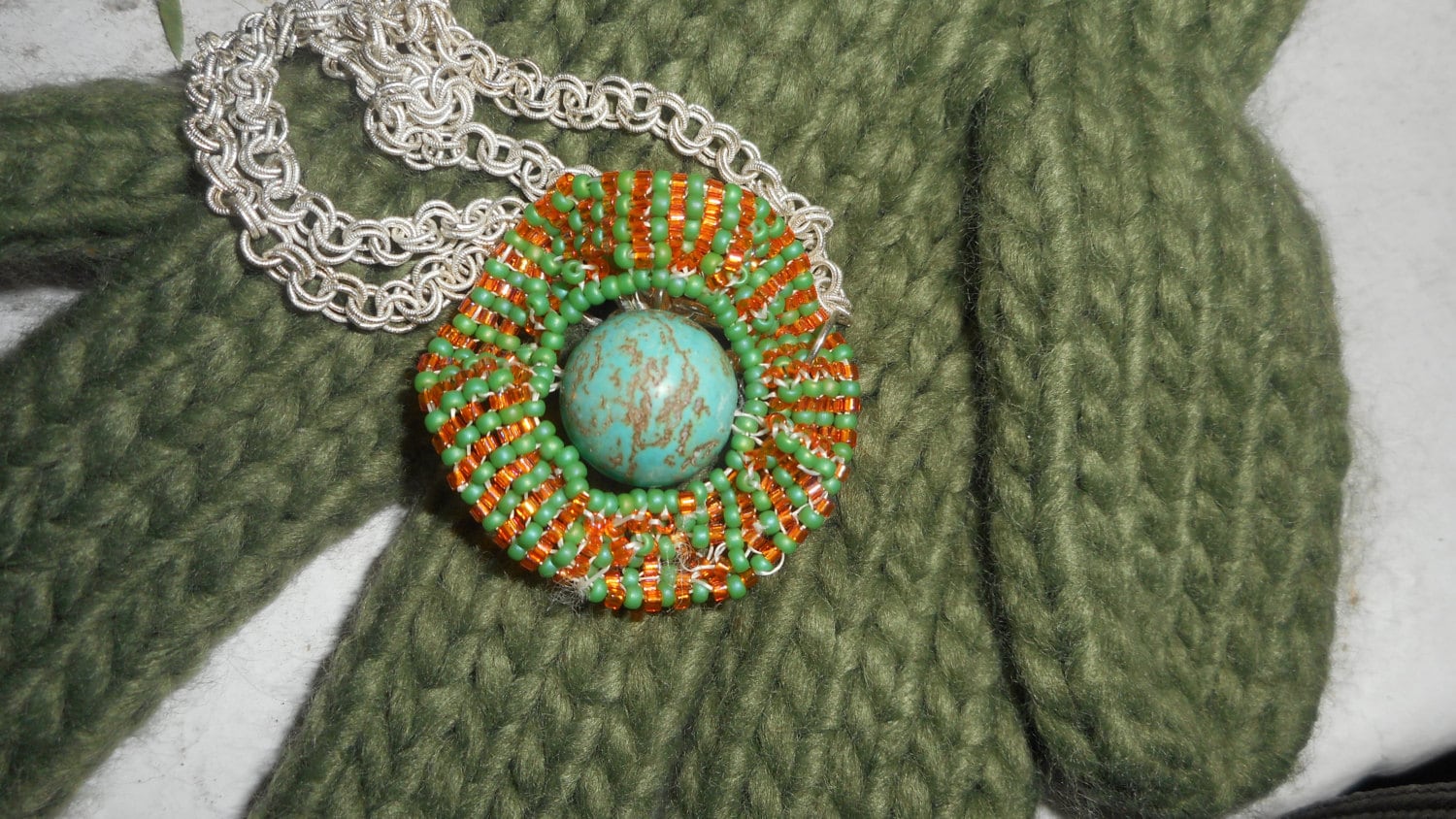 Türkise Kugel Mit Rocailles Türkise Kugel Mit Rocailles von enticinglynicebeads