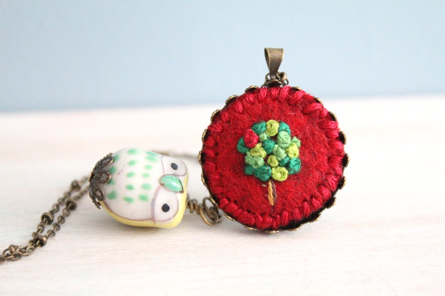 Bestickte Schmuck. Halskette. Eule Baum-Halskette. Anhänger Halskette Fühlte. Niedliche Rot von ephemeraneedlework