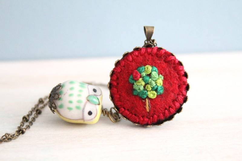 Bestickte Schmuck. Halskette. Eule Baum-Halskette. Anhänger Halskette Fühlte. Niedliche Rot von ephemeraneedlework