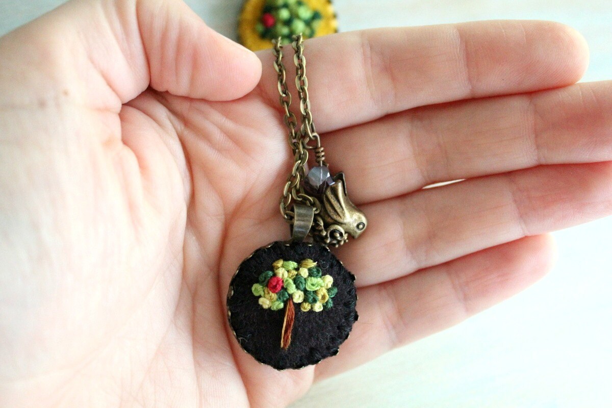 Bestickter Schmuck. Gestickte Halskette. Vogel Baum Filz Anhänger Niedliche Schwarz von ephemeraneedlework