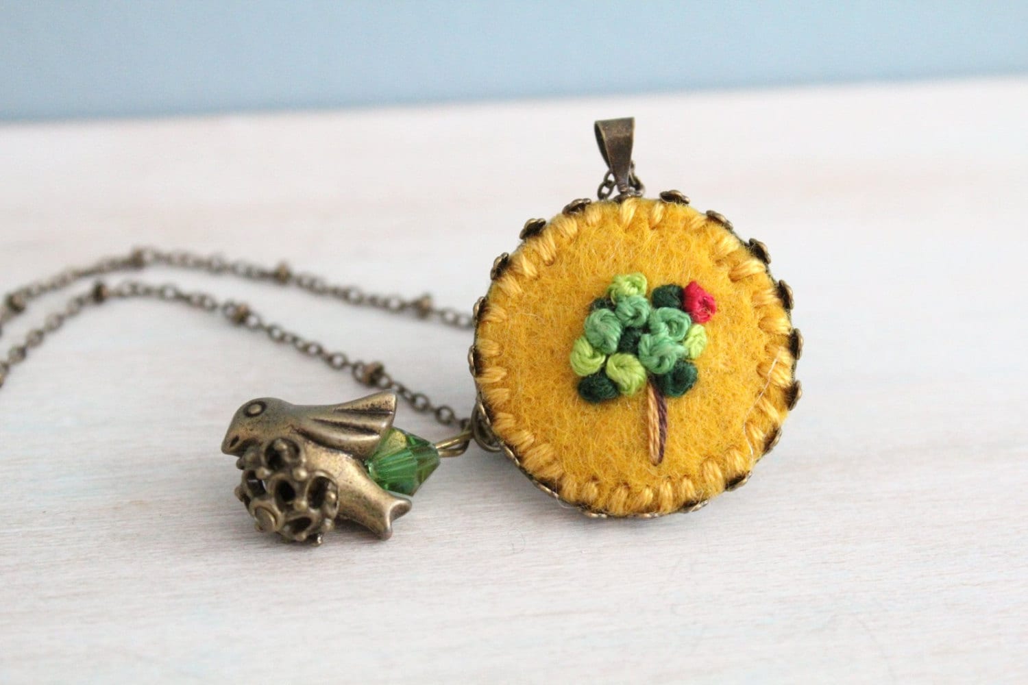 Bestickter Schmuck. Gestickte Halskette. Vogel Baum Filz Anhänger Niedliche Senfgelb von ephemeraneedlework