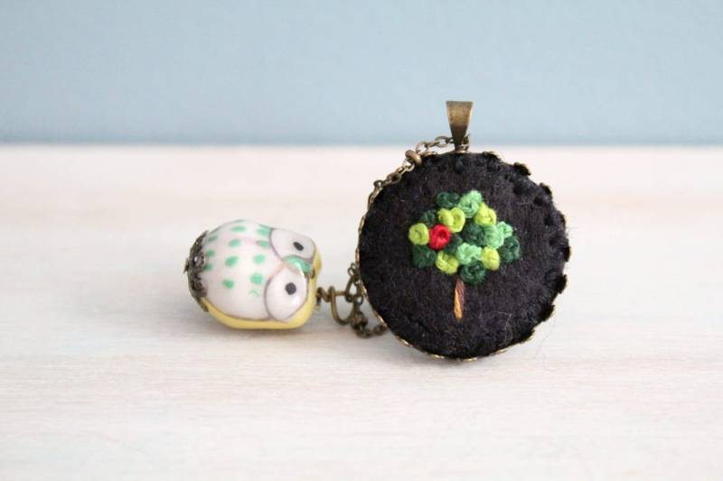 Bestickter Schmuck. Hand Bestickt Halskette. Eule Baum Filz Anhänger Niedliche Schwarz von ephemeraneedlework