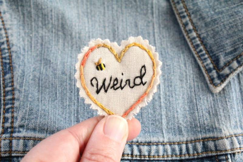 Handgenähter Aufnäher. Jacke Hut Seltsam Sein. Rückenpatch. Patch Zum Annähen. Bleib Auf Der Sonnenseite. Gestickter von ephemeraneedlework