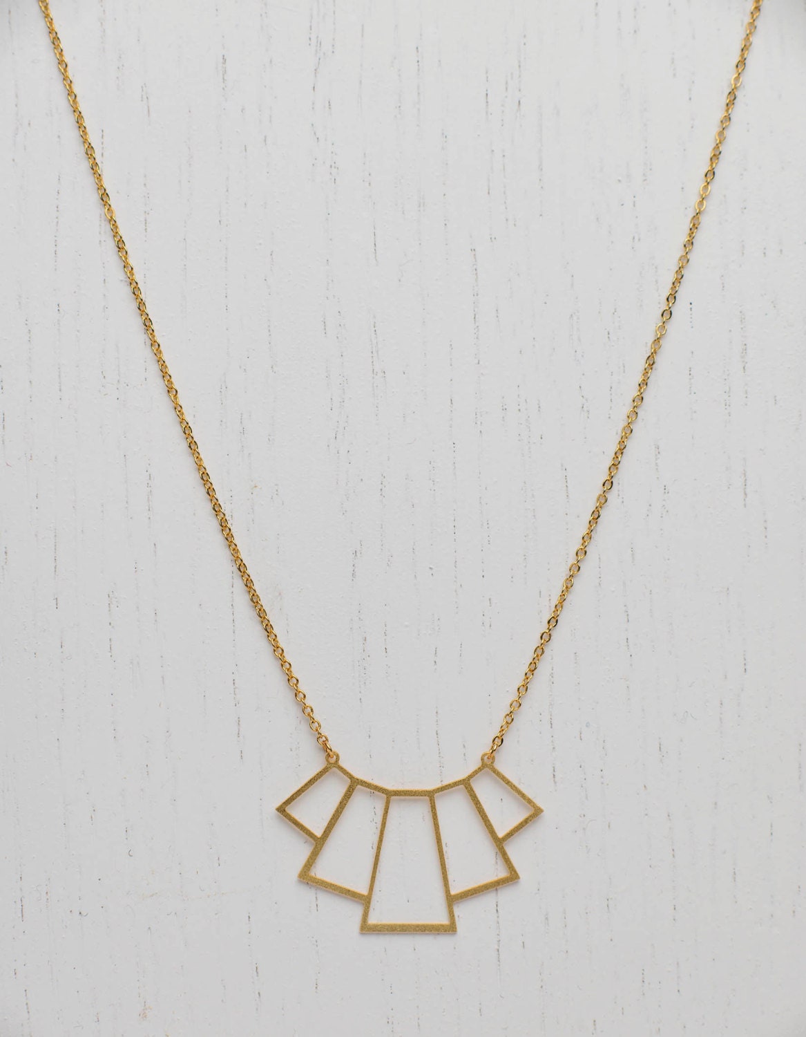 18Kt Gold-Plated Art Deco Halskette Minimal Empfindlich Laserschnitt Goldenes Bad Geometrisch Zeitgenössisch Mini-Halskette 18Kt Gold-Plated Art Deco Halskette Minimal Empfindlich Laserschnitt Goldenes Bad Geometrisch Zeitgenössisch Mini-Halskette von ephemereshop