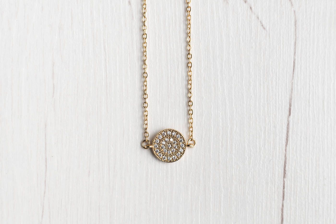 Halskette-Kreis in Kristallpavé, Gold 24Kt Steinen Minimal Zarte Trend Halskette Mini Elegante Belegen Halskette-Kreis in Kristallpavé, Gold 24Kt Steinen Minimal Zarte Trend Halskette Mini Elegante Belegen von ephemereshop