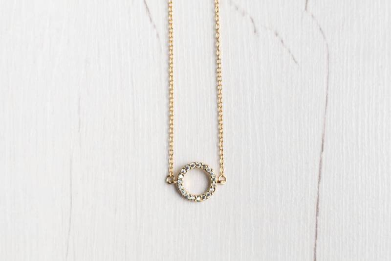 Pavé Kristall Ring Halskette, Vergoldet in 24Kt Gold Zirconia Minimal Zarte S/He/Sie Ist Ein Trend Mini-Halskette Elegante? Pavé Kristall Ring Halskette, Vergoldet in 24Kt Gold Zirconia Minimal Zarte S/He/Sie Ist Ein Trend Mini-Halskette Elegante? von ephemereshop