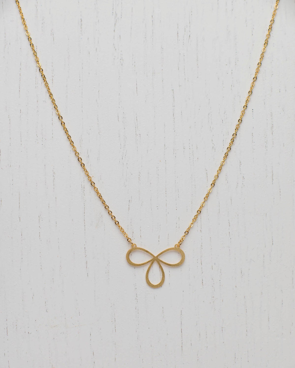 Schnürhalskette, 18 Karat Vergoldet Minimalistisch Zart Lasergeschnitten Geometrisch Zeitgenössisch Mini-Halskette Schnürhalskette, 18 Karat Vergoldet Minimalistisch Zart Lasergeschnitten Geometrisch Zeitgenössisch Mini-Halskette von ephemereshop
